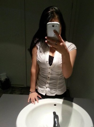 Эротическое шоу от сексуальной брюнетки: игра со своим телом