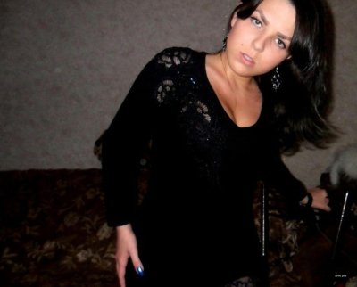 Интимное шоу от пылкой темноволосой красотки: домашний танец перед камерой