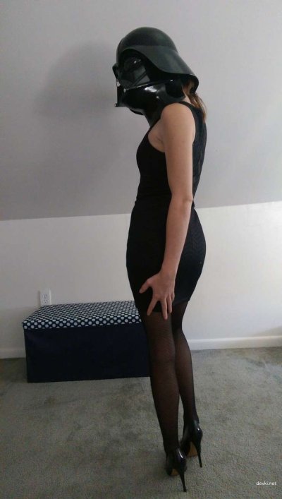 Страстная поклонница показывает свои формы соблазнительно