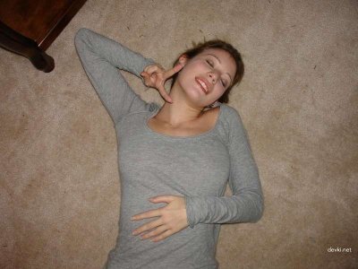 Пышногрудая красотка нежно прикасается к своей интимной зоне