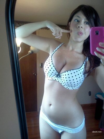 Фото сексуальной девушки в откровенных позах