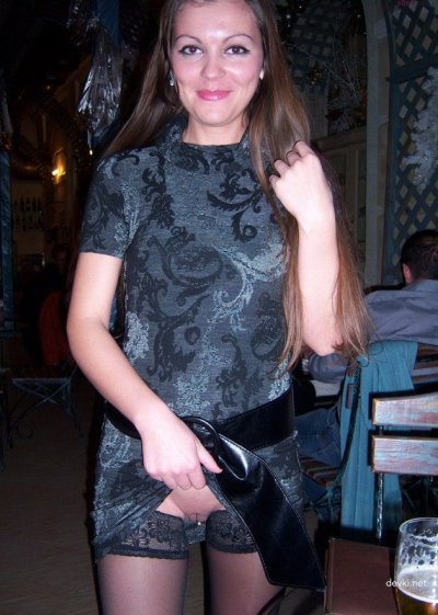 Девушка в состоянии алкогольного опьянения показывает свою голую интимную зону на фото для фанатов