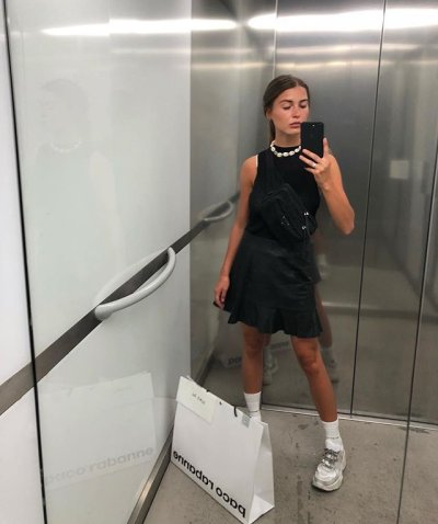 Прелестные формы худенькой дамы на пляже