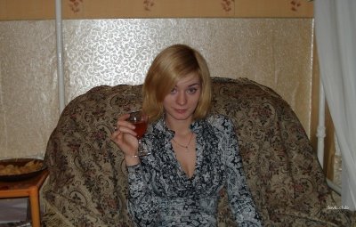 Частное видео: красотка с гладко выбритой киской