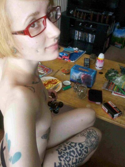 Интимная эротика: очаровательные девушки с татуировками в частном шоу