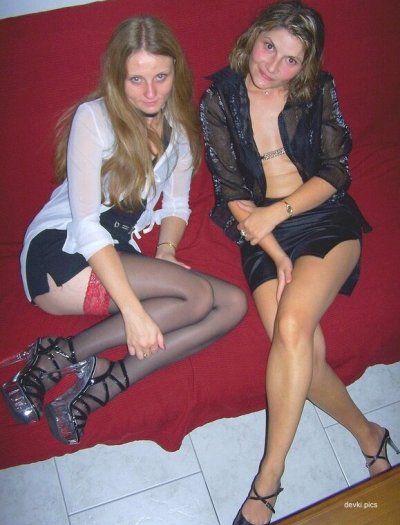 Трахающаяся молодая женщина в домашней обстановке