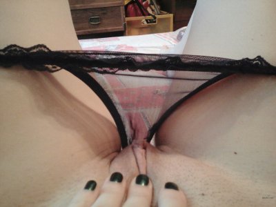 Стройная красотка демонстрирует свою гладко выбритую киску в крупном плане