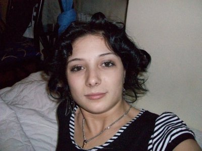 Сексуально демонстрирует свое обнаженное тело