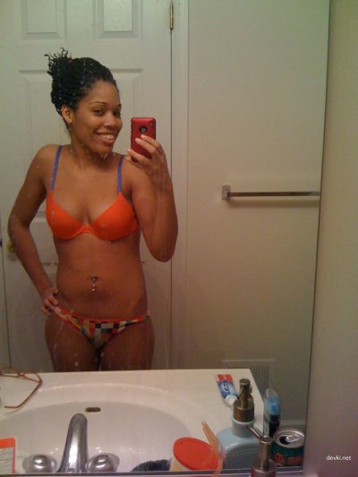 Шоколадная красотка демонстрирует свое обнаженное тело