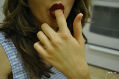 Трогает пальчиками свою киску - эротический сайт 18+