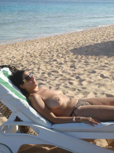 Красотка в отпуске показывает свое обнаженное тело