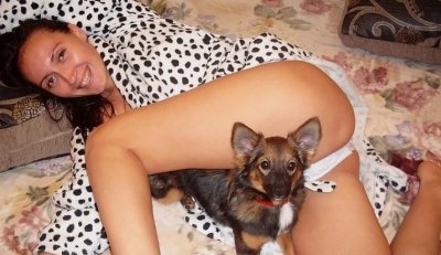 Красотка с пушистым другом снимает одежду, чтобы порадовать вас