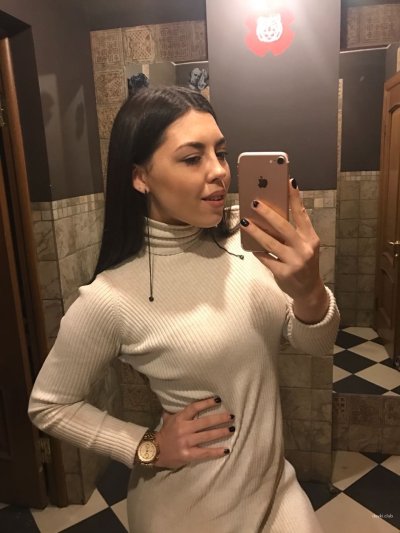 Снимки темноволосой красавицы с упругой попкой