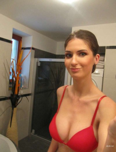 Красотка с обворожительной грудью позирует без одежды!