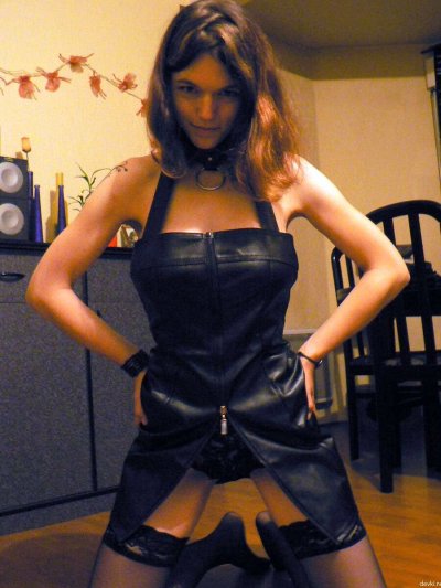 Обнаженные фото озорной красотки в домашней обстановке на любительских снимках