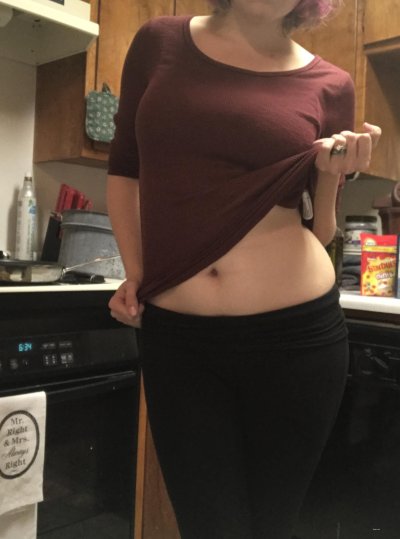 Строчит по плите: горячее раздевание на кухне