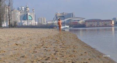 Обворожительная натуристка на пляже с компанией