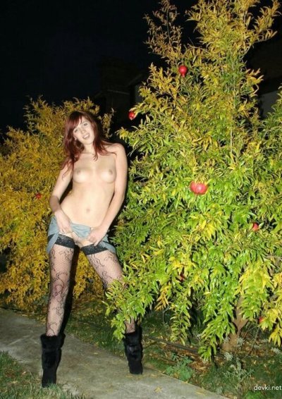 Похотливая рыжая красотка трахается в разных местах