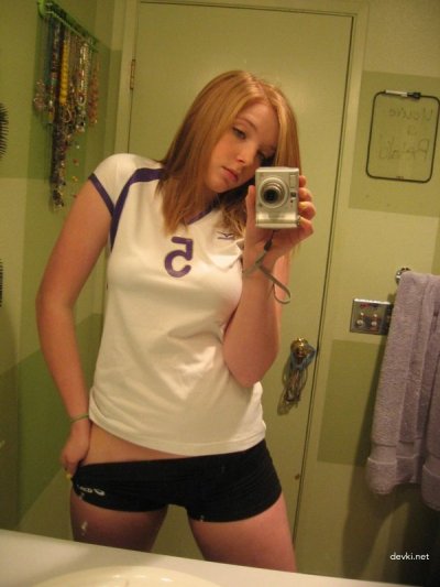 Молодая красотка принимает водные процедуры