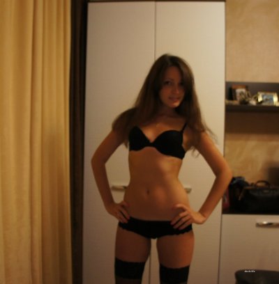 Молодая девушка сняла одежду на кухне и сделала фото в своей комнате