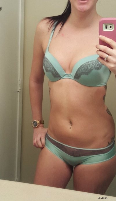 Сексуальные фото юной красотки с небольшой грудью.