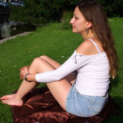 Сексуальная красотка с черными волосами и блестящей цепочкой в пупке!