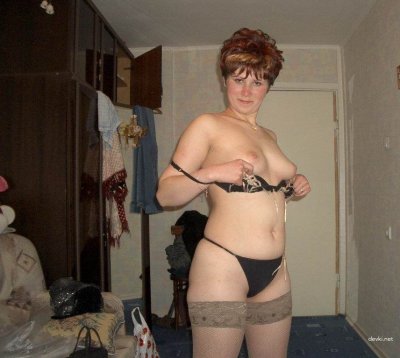 Сексуальная баба наслаждается анальным самоудовлетворением