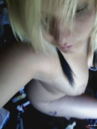 Юная красотка с влажной киской - горячее видео!