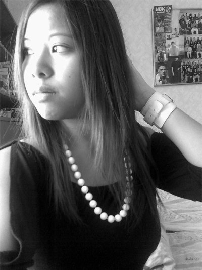 Развратная азиатская красотка с пальчиком в заднице