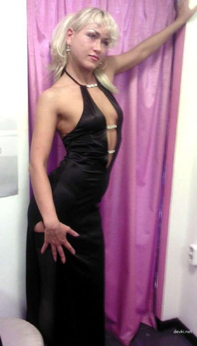 Шаловливая блондиночка соблазнительно позирует перед камерой