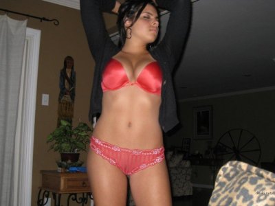 Сексуальная красотка занимается любовью с приятелем