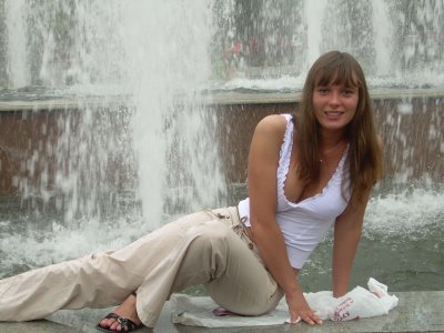 Скромная красавица с удовольствием позирует топлес для вас!