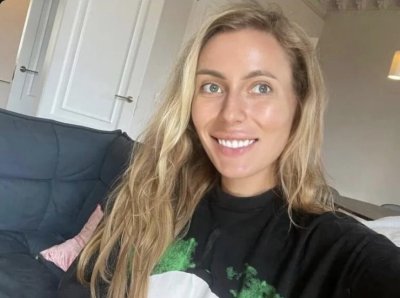 Горячая мамочка с фитнес фигурой обнаженно показывает свои прелести