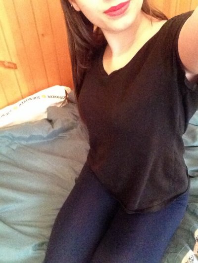 Горячая красотка на кровати показывает свои прелести