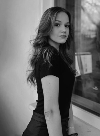 Развратная красотка показала свою сладкую промежность