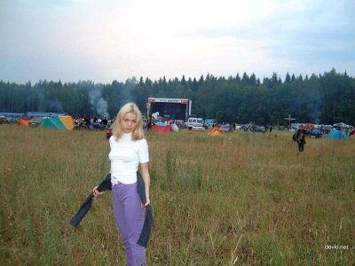 Обнаженная красотка показывает свое тело на мотоцикле