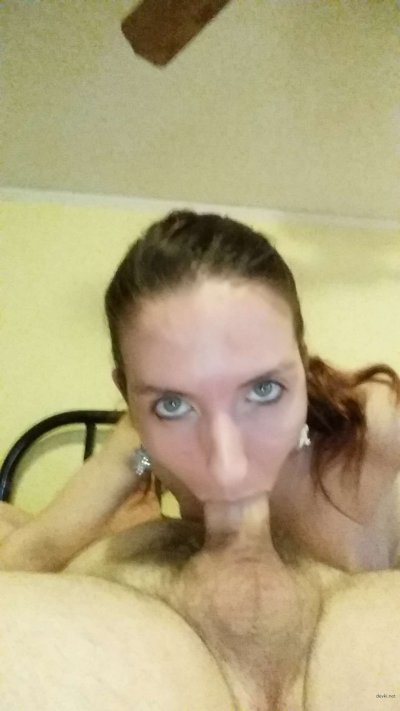 Девушка нежно удовлетворяет партнера оральными ласками