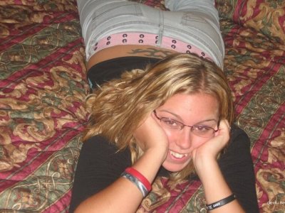 Дама продемонстрировала интимное место перед объективом