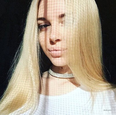 Дамочка с пенисом в ротике - горячее видео!