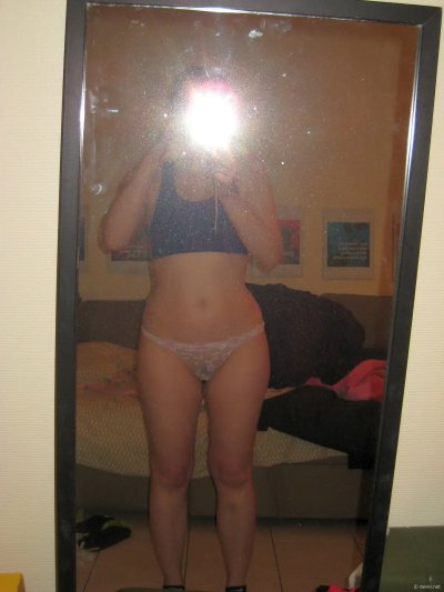 Фотографирует свою изумительную задницу