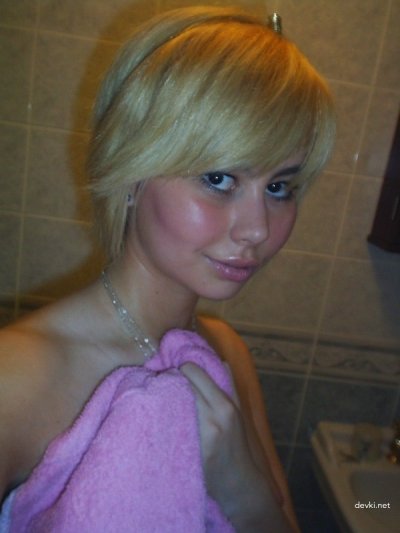 Красивая дама нежно ласкает свое обнаженное тело