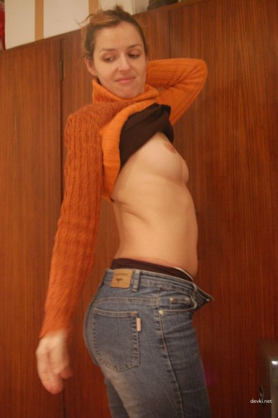 Хочешь увидеть, как эта девушка раздевается перед камерой?