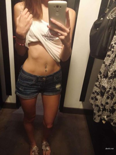 Молоденькая красотка фоткает себя обнаженной для порносайта