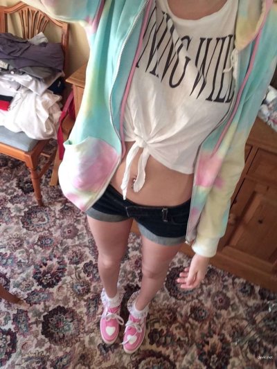 Сексуальная молодая девушка позирует обнаженной перед камерой