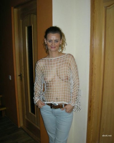 Дама показывает свое обнаженное тело перед камерой