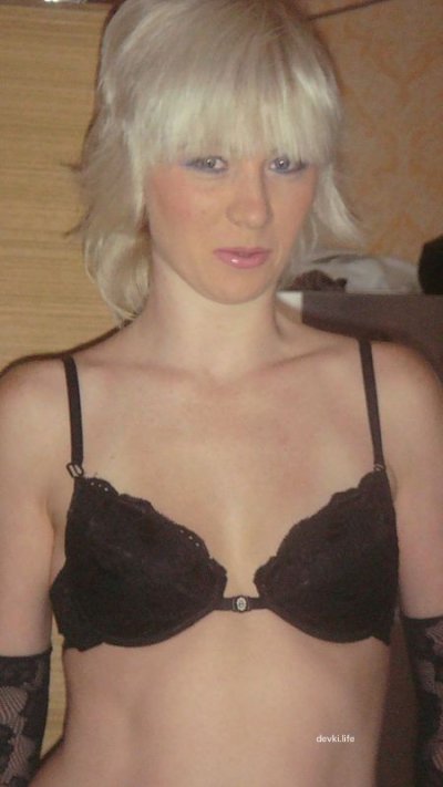 Интимные снимки сексуальной бестии с яркими глазами