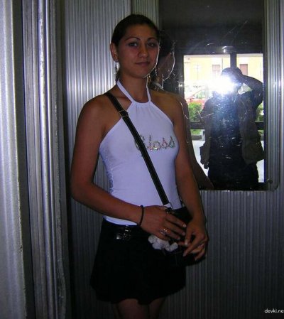 Молодая красотка показывает свое обнаженное тело