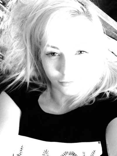 Привлекательная блондинка фотографируется без одежды для порно-сайта