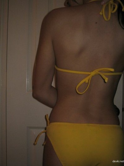 Сексуальная шатенка без трусиков