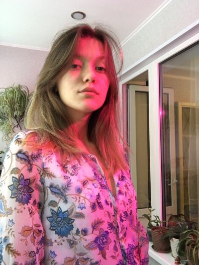 Интимные снимки соблазнительной блондинки с гладко выбритой зоной.